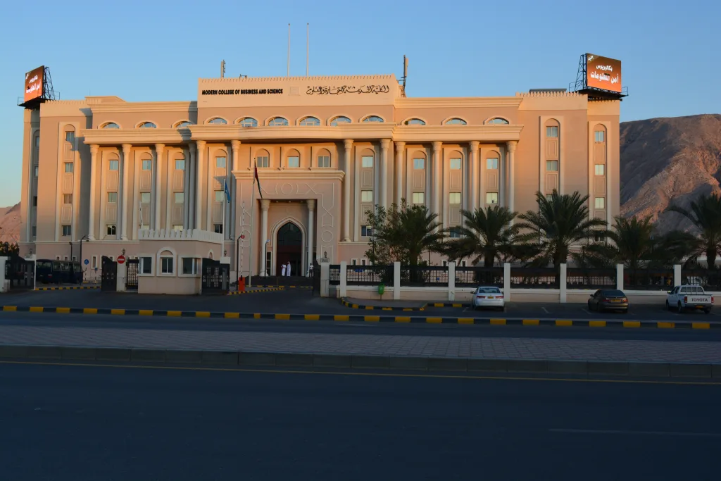 كيو إس والكلية الحديثة للتجارة والعلوم يعلنان عن شراكة استراتيجية في زنجبار قادة التعليم العالي يجتمعون في زنجبار لمنتدى كيو اس إفريقيا 2025